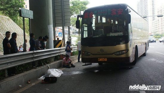 大巴高速路口違規(guī)上下客 撞死等車少女