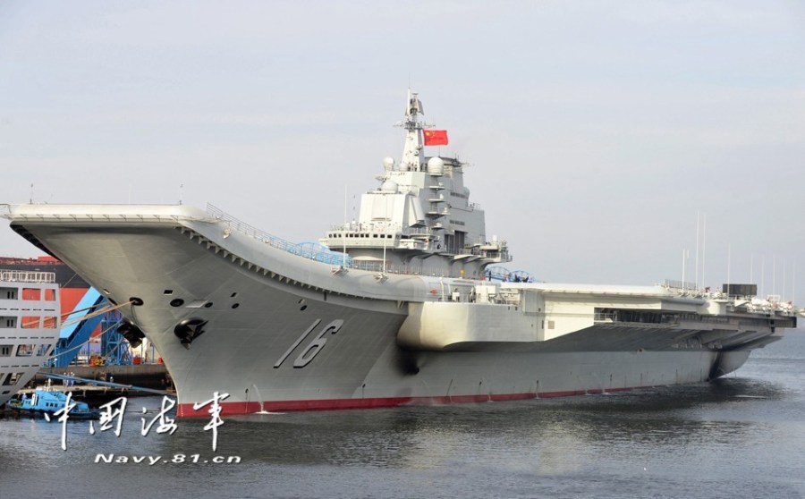 中國(guó)首艘航空母艦遼寧號(hào)正式交接入列