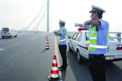 青島膠州灣大橋收費(fèi)站壓車超15輛簡化通行 隧道必要時(shí)全封閉