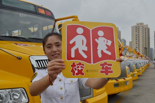 青島發(fā)校車身份證 社會車輛不避讓將罰款200