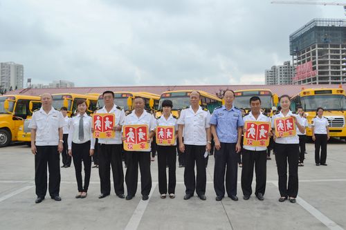 青島發(fā)校車身份證 社會車輛不避讓將罰款200