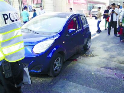 青島7歲女童被車撞倒頭部慘遭碾壓 眾人掀車未能救活