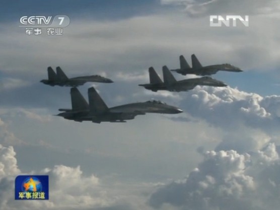 空軍新型飛機雨中飛行訓練照曝光 隊列整齊震撼