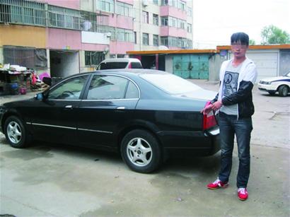 愛車被劃男子無處泄憤 將小區(qū)10余轎車毀容