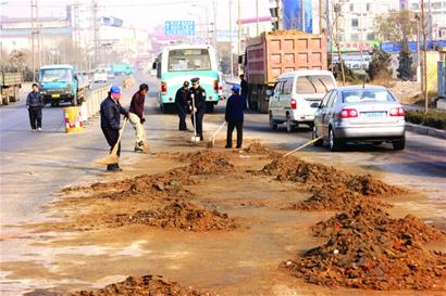 四流北路路面泥石占據(jù)半車道 致兩車刮擦