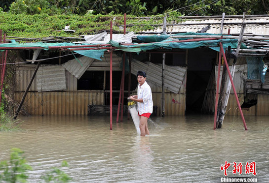 臺風山神過境三亞大風暴雨 市民街上下網捕魚