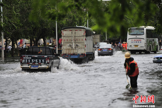 臺風山神過境三亞大風暴雨 市民街上下網捕魚