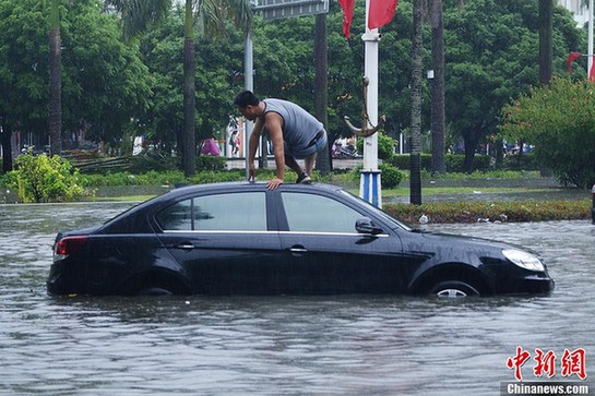 臺(tái)風(fēng)山神襲廣西交通癱瘓 車(chē)輛被淹司機(jī)車(chē)頂脫困