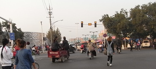 體驗青島式過馬路:行人組團(tuán)肉搏擁堵車道