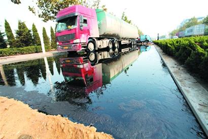 青島2油罐車追尾10噸原油泄露 路變百米黑河