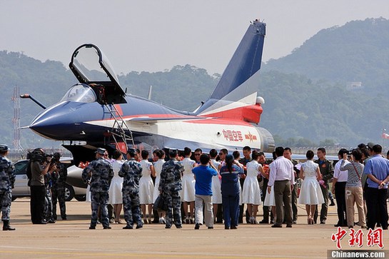 中國八一飛行表演隊將駕殲10戰(zhàn)機飛行展示