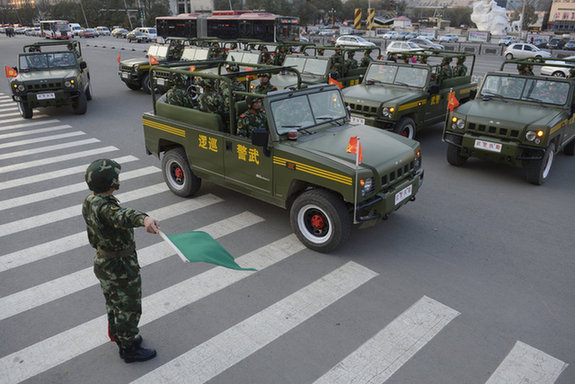 武警街頭武裝巡邏:巡邏車(chē)清一色是勇士