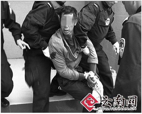 男子持刀綁架人質(zhì)索要錢財被特警擊斃(組圖)