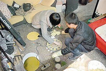 青島80后情侶裸婚辭職進山隱居 生吃菜自建屋