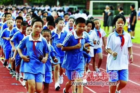 調(diào)查顯示深圳學(xué)生體質(zhì)逐年下降，跑步對不少學(xué)生來說不是一件輕松的事。南都記者 王子榮 攝