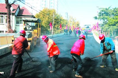 大學(xué)路臨時(shí)跨線橋鋪瀝青 11月底將通車