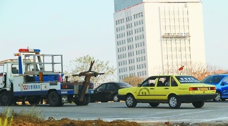 駕校門口練車釀禍 教練車斜坡上撞傷學(xué)員