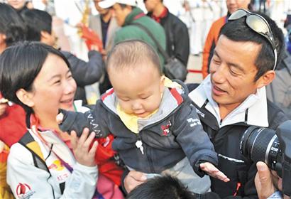 青島人郭川沖擊環(huán)球航海極限 妻子磕頭祈福送行