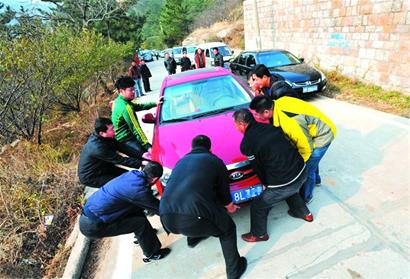 北九水景區(qū)道路施工 30輛車被堵半山腰