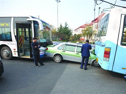 電車翹辮子引追尾 出租車被擠成夾心餡餅