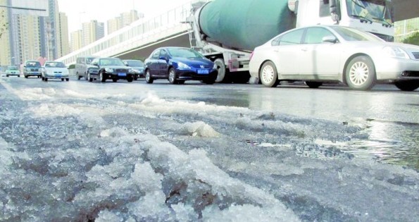 青島古力冒溢陡路面變冰面 過(guò)路車輛溜冰