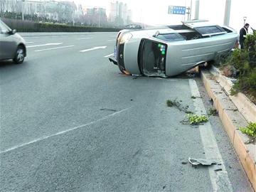 面包車側(cè)翻綠化帶