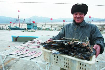 靈山島700戶島民家家屋頂曬魚蝦