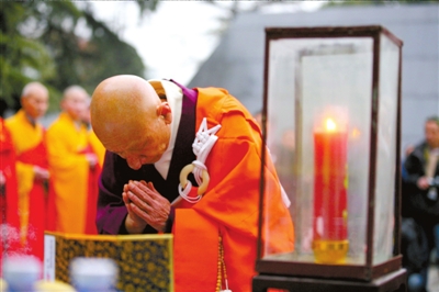 日本僧人在南京大屠殺遇難同胞紀(jì)念館內(nèi)的“遇難者名單墻”前敬香祈禱。新華社發(fā)