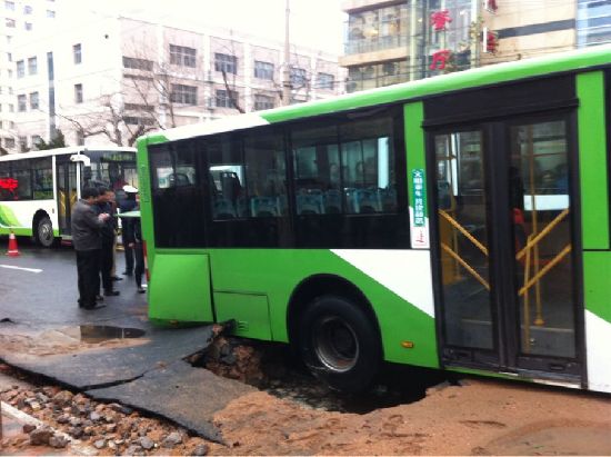 延安三路地陷公交陷地坑 吊車急救