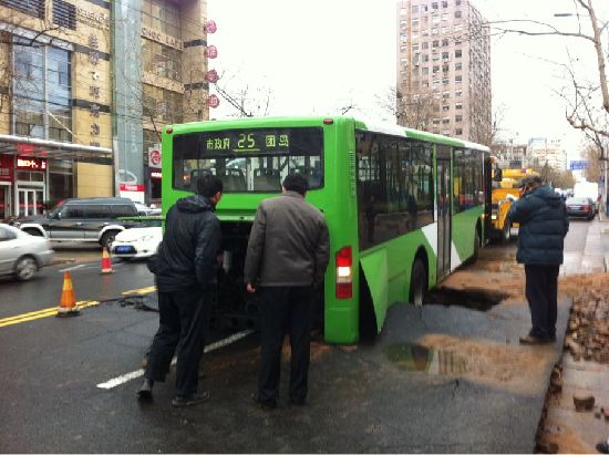 延安三路地陷公交陷地坑 吊車急救