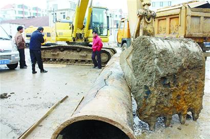 水管爆裂黃泥水涌進市民家