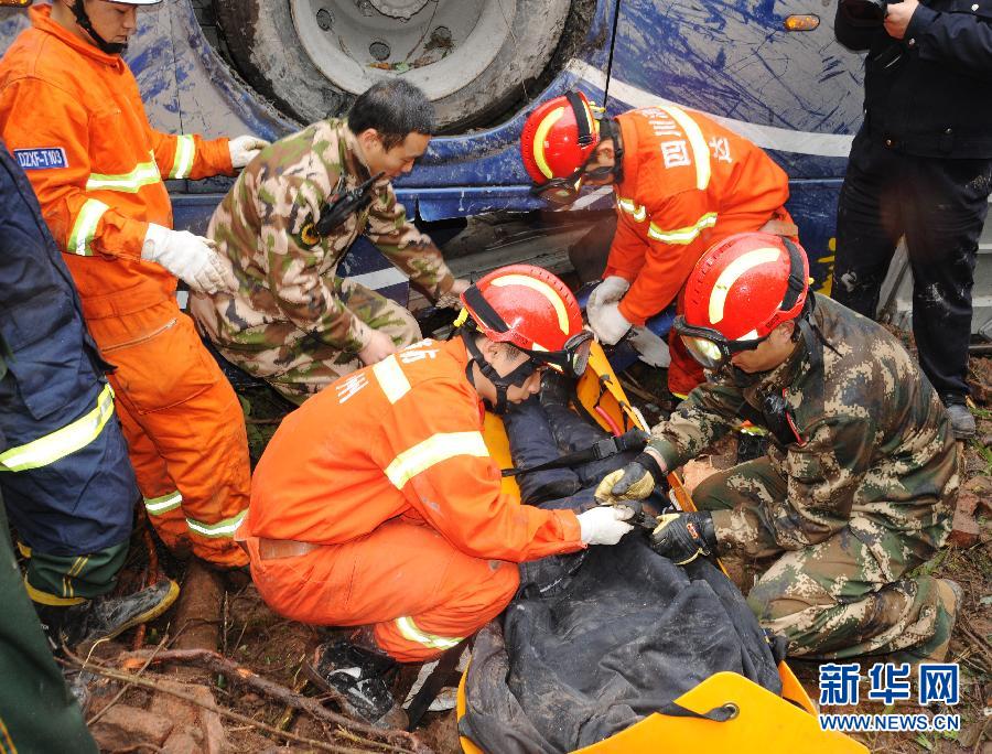 （突發(fā)事件）（2）四川達縣客車翻于坡下 致5死28傷