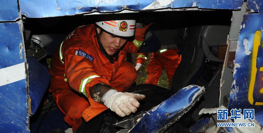 （突發(fā)事件）（1）四川達縣客車翻于坡下 致5死28傷