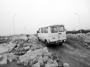 一些小型車輛“闖關(guān)”駛上大橋