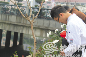 幾天來，不斷有永康市民自發(fā)來到救人現(xiàn)場祭奠。