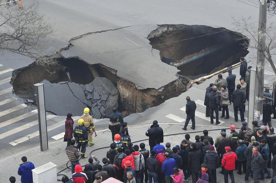 太原路面塌陷 煤氣管道被壓斷