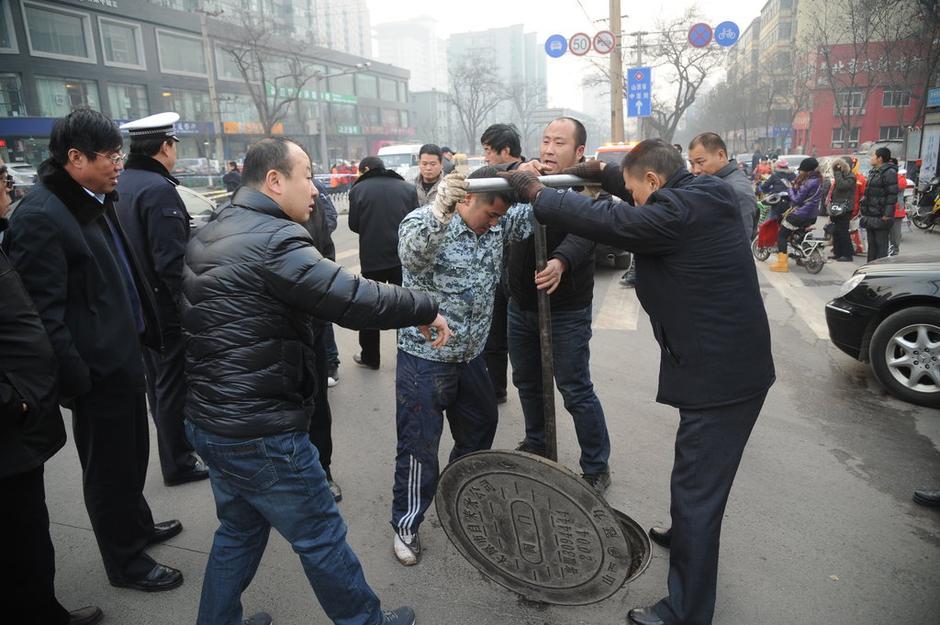 太原路面塌陷 煤氣管道被壓斷