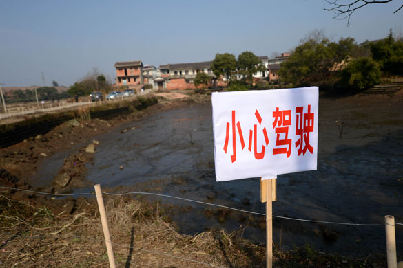 貴溪市交通部門在事故現(xiàn)場設(shè)置了“小心駕駛”警示牌（2012年12月25日攝）。 攝影：新華社記者 周科