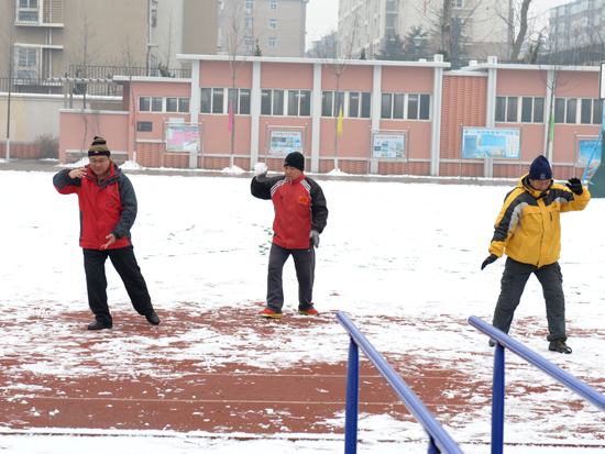 青島氣溫又跌落冰冷低谷 多地飄雪寒意濃