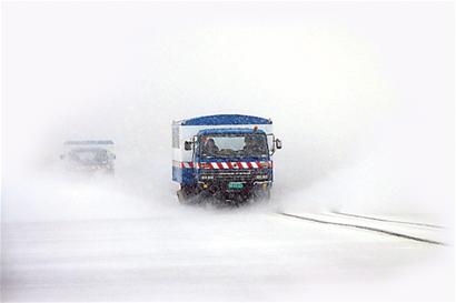 雪阻高速機(jī)場(chǎng)車(chē)站青島交通告急 28條高速路關(guān)閉