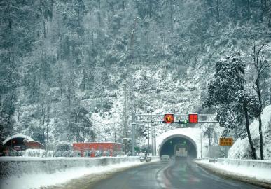 白雪覆蓋的雅西高速泥巴山隧道。張磊攝