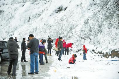 乘客在土山崗?fù)＼噮^(qū)休息時(shí)拍照賞雪。張磊攝