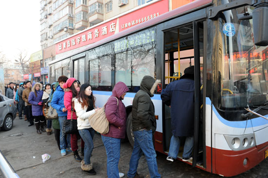 北嶺車站排隊(duì)乘車成一景