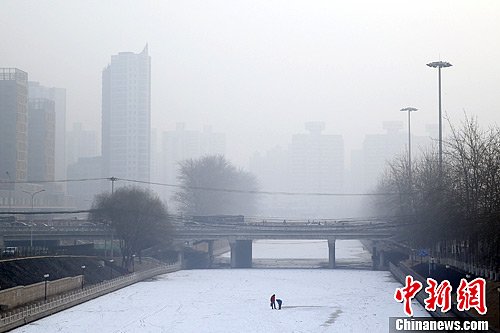 中國(guó)多地再遭霧霾 交通受阻空氣質(zhì)量持續(xù)走低