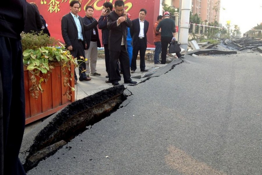 廣西北海地下管道爆炸 百米路面被掀翻