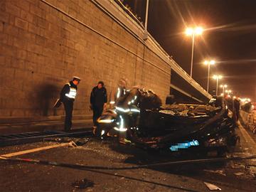 汽車摔下熱河路立交橋