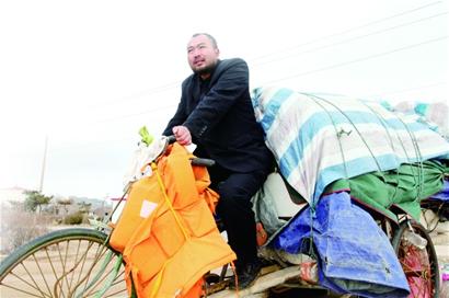 小麥島流浪王欲將三輪車(chē)改造成船 海中航行回老家