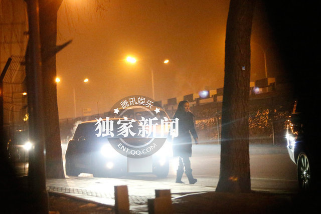 張雨綺暴怒拍車身踹車門