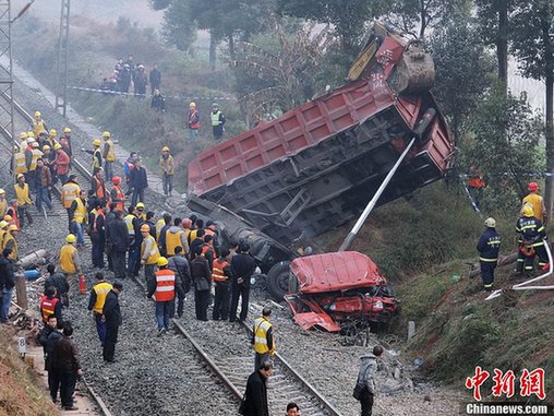 四川貨車從橋上墜落鐵路