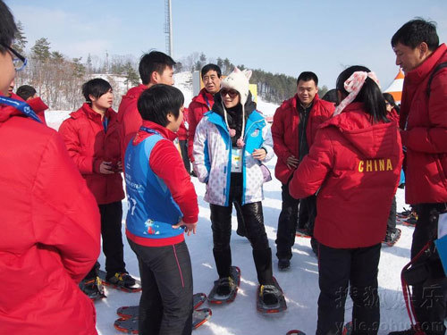 章子怡帶奶牛帽與姚明雪地賽跑 變“大腳怪”現(xiàn)身韓國